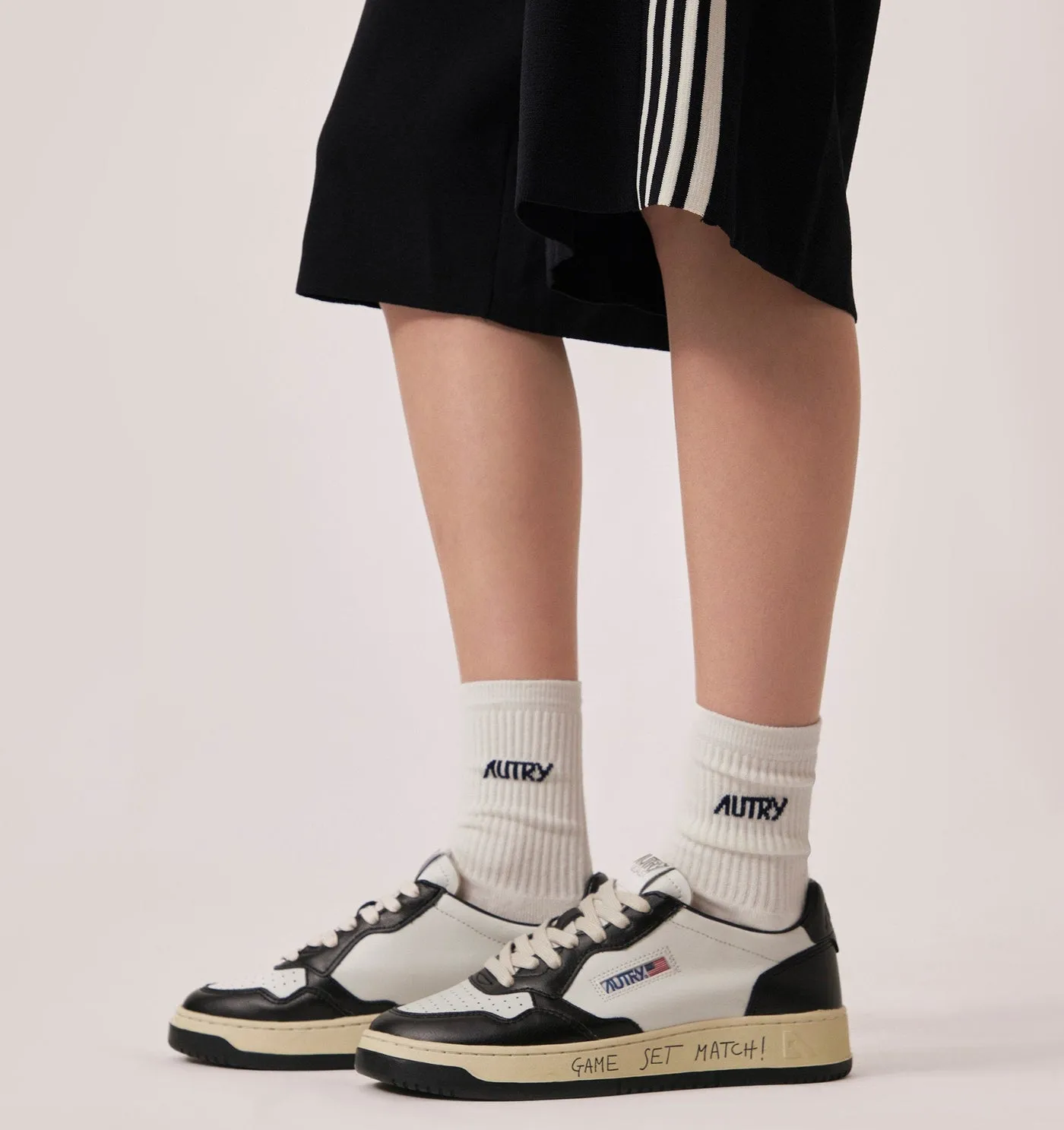 MEDALIST LOW IN PELLE BIANCA E NERA CON LETTERING