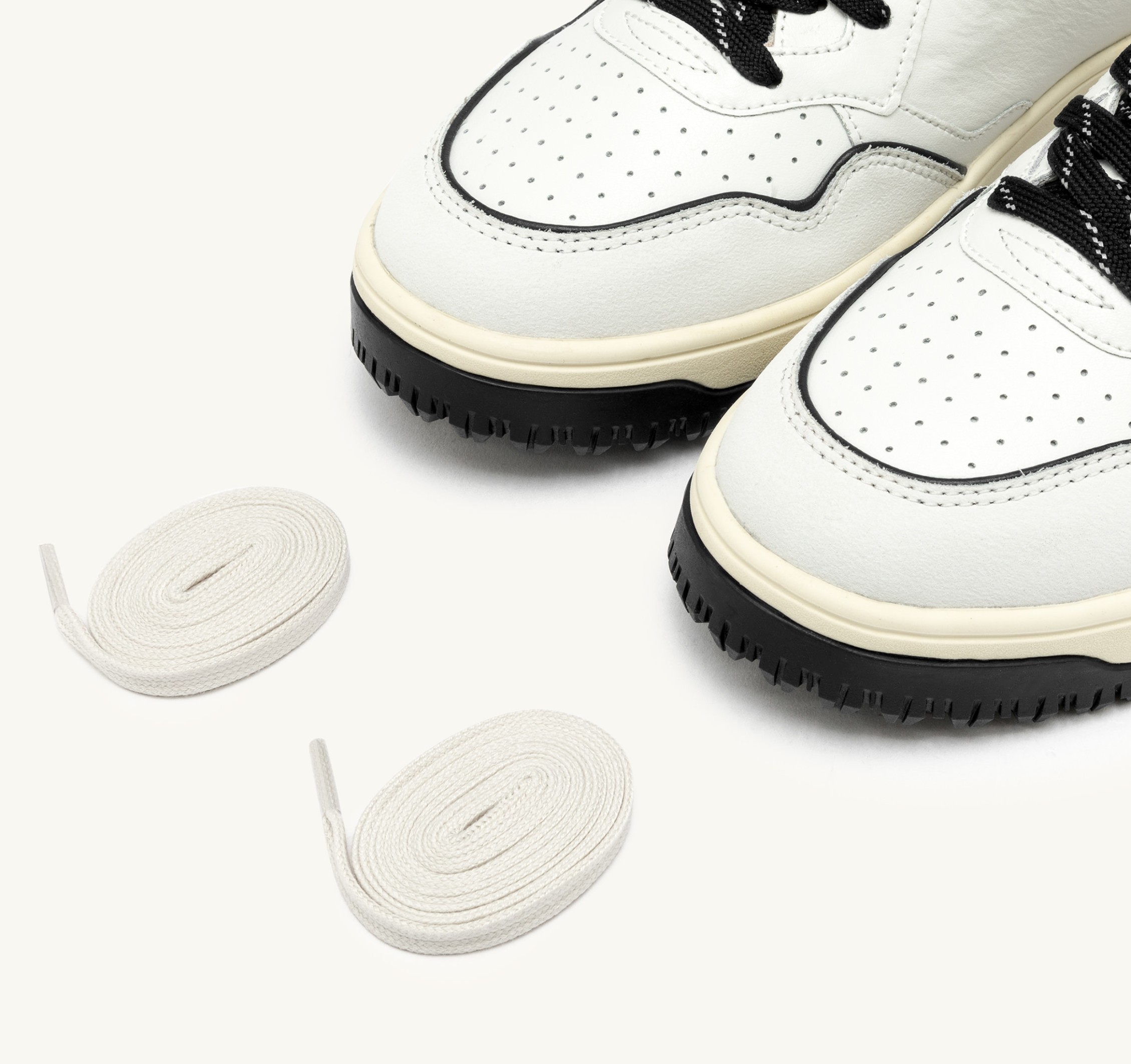 SNEAKERS GOLF LOW IN PELLE BIANCA E NERA