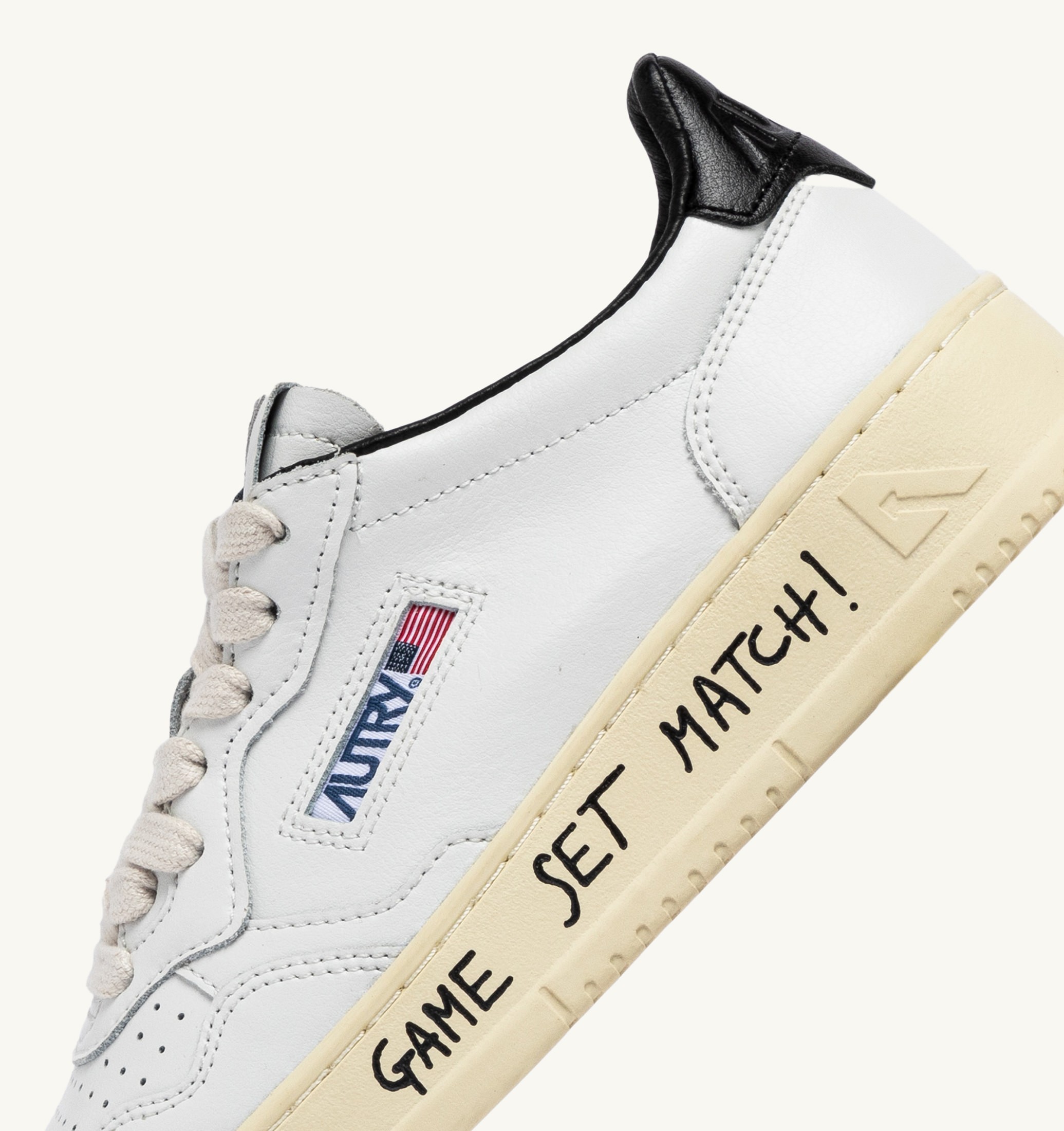 SNEAKERS MEDALIST LOW IN PELLE BIANCA E NERA CON LETTERING