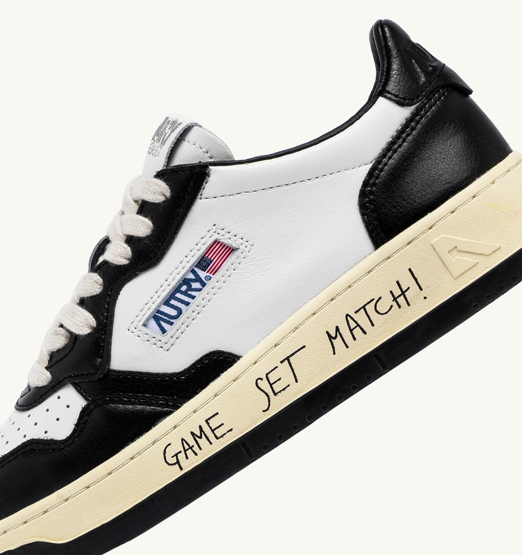 SNEAKERS MEDALIST LOW IN PELLE BIANCA E NERA CON LETTERING