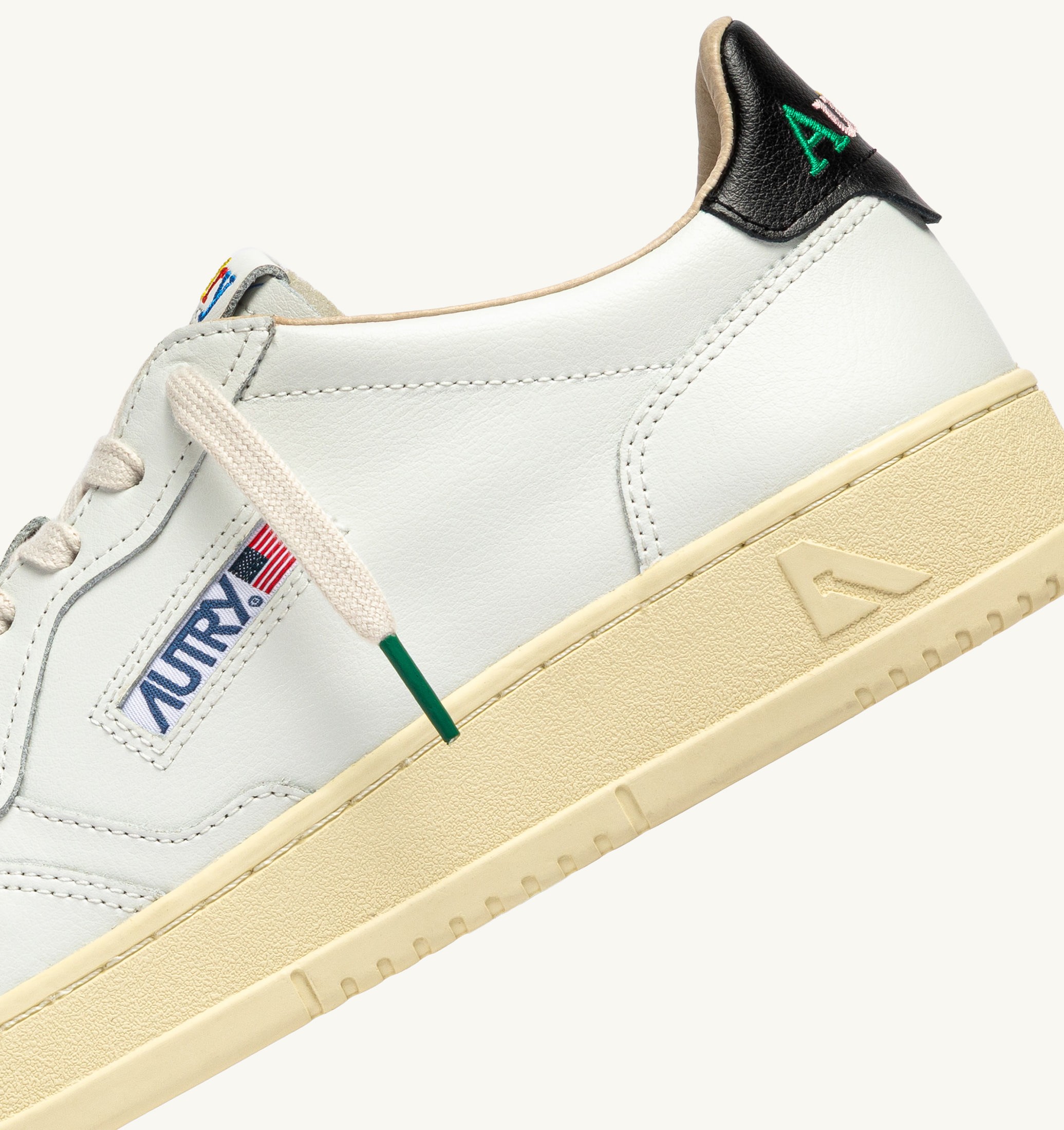 SNEAKERS MEDALIST LOW IN PELLE BIANCA E NERA
