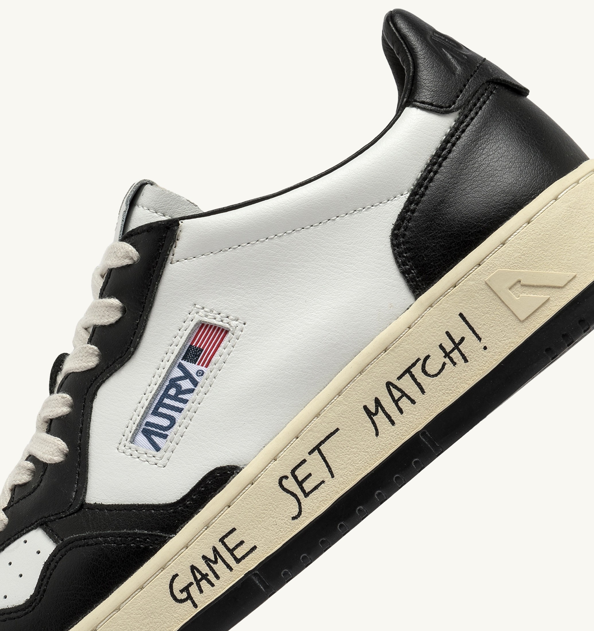 SNEAKERS MEDALIST LOW IN PELLE BIANCA E NERA CON LETTERING