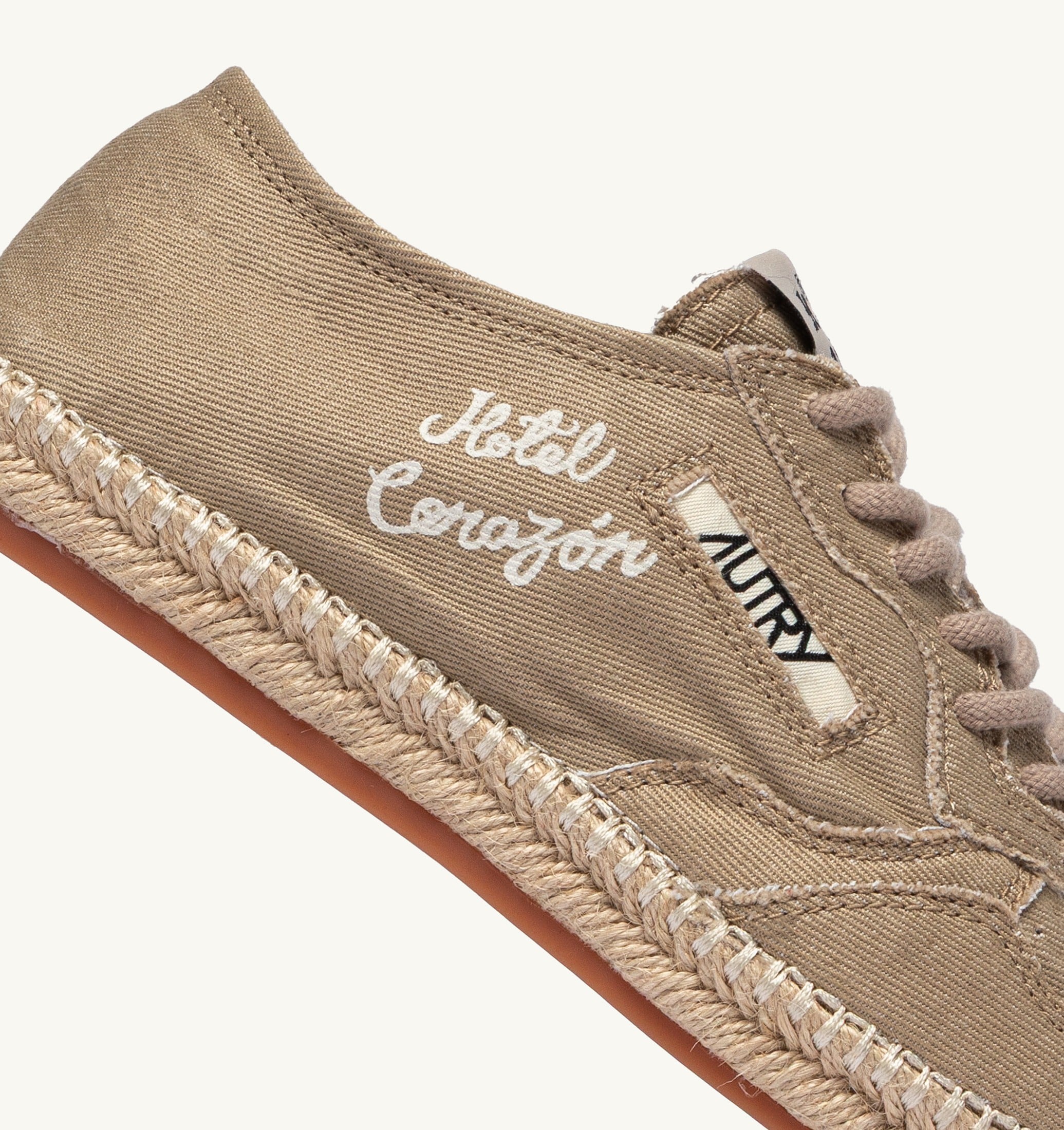 SANDY 'HOTEL CORAZÓN' IN CANVAS NOMAD